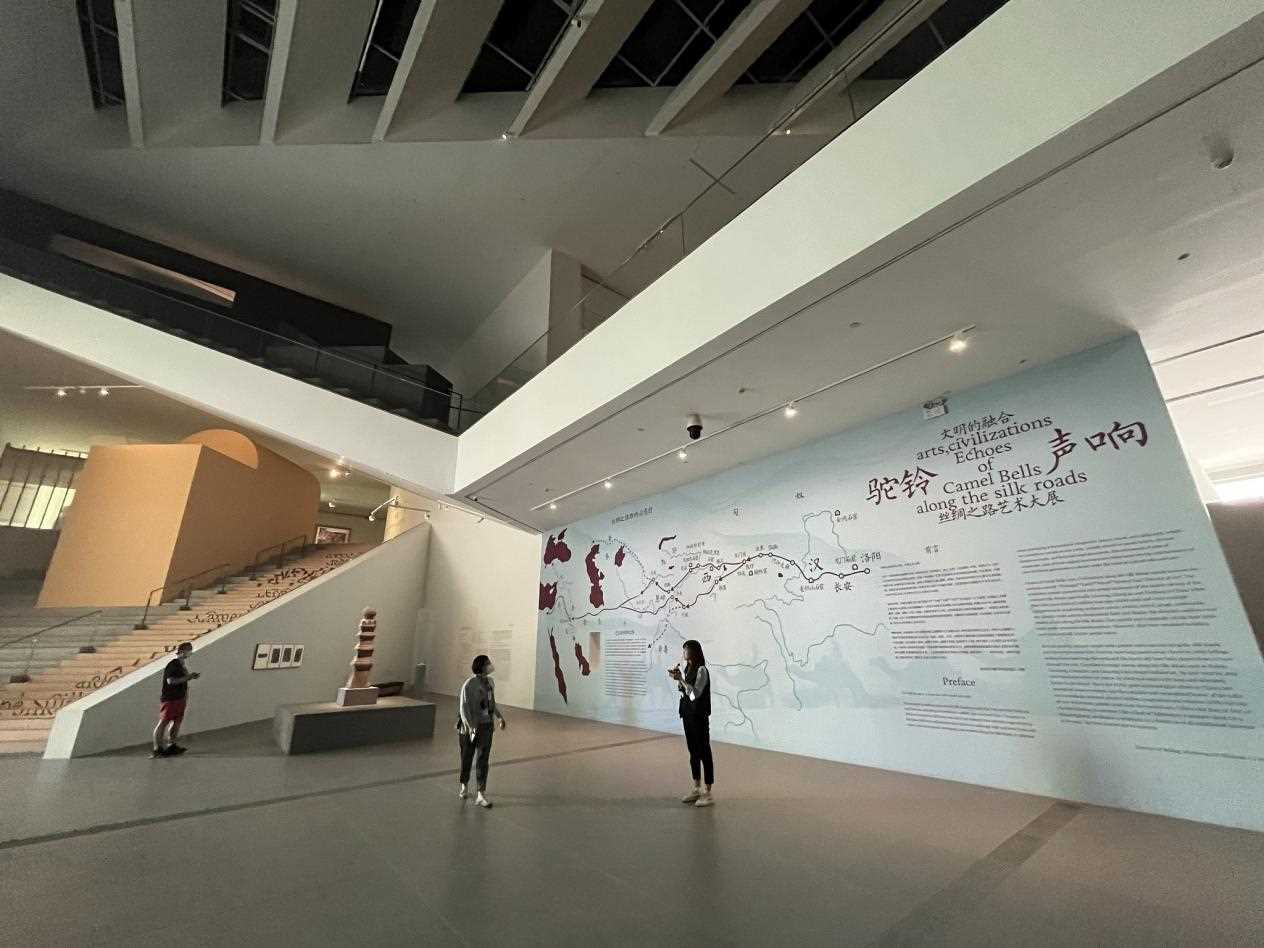 विभिन्न राजदूतों ने पेइचिंग में सिल्क रोड आर्ट प्रदर्शनी की सफलता की सराहना की